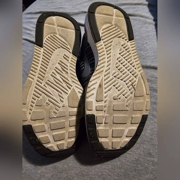 Nike Kids Black Athletic Shoes - Picture 8 of 8